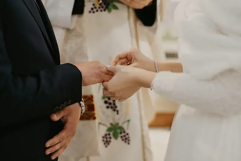 Zakładanie obrączki podczas ceremonii ślubnej Zakładanie obrączki podczas ceremonii ślubnej
