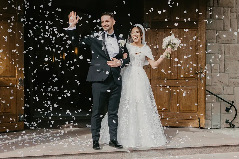 Młoda para tuż po ceremonii w swobodnym ślubnym kadrze Młoda para tuż po ceremonii w swobodnym ślubnym kadrze