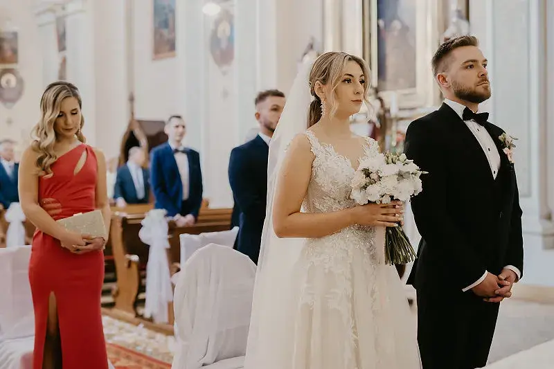 Para młoda i goście na sali weselnej podczas przyjęcia Para młoda i goście na sali weselnej podczas przyjęcia