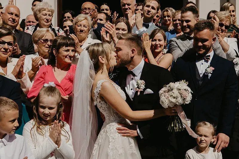 Rodzice i świadkowie przy stole weselnym blisko Pary Młodej Rodzice i świadkowie przy stole weselnym blisko Pary Młodej