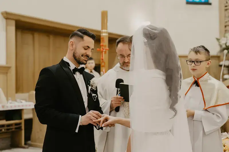 Zakładanie obrączki podczas ceremonii ślubnej Zakładanie obrączki podczas ceremonii ślubnej