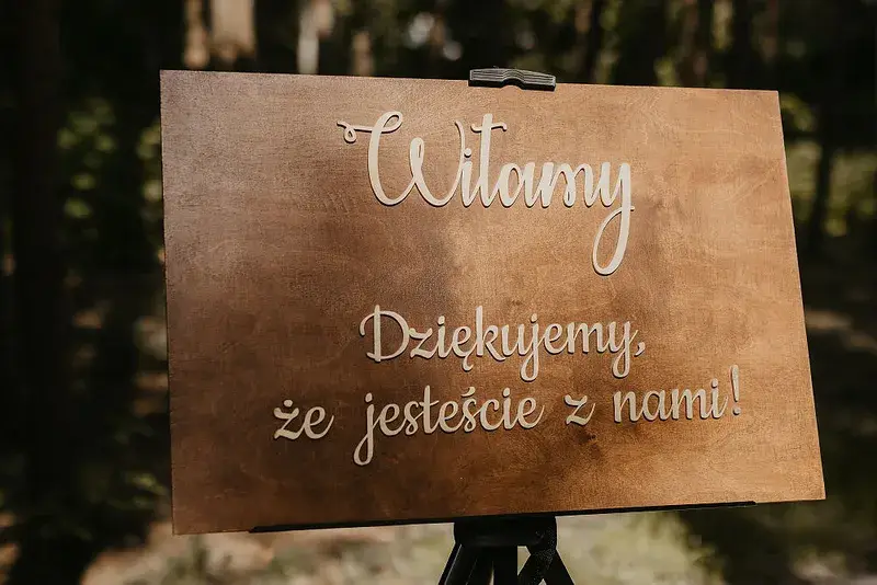 Para młoda stoi przed ołtarzem podczas ceremonii ślubnej Para młoda stoi przed ołtarzem podczas ceremonii ślubnej