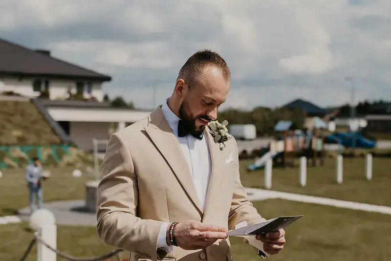 Para młoda podczas ceremonii ślubnej w jasnym wnętrzu Para młoda podczas ceremonii ślubnej w jasnym wnętrzu