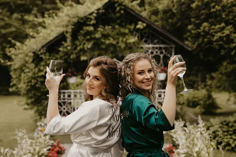 Panna młoda z bliskimi podczas przygotowań do ceremonii ślubnej Panna młoda z bliskimi podczas przygotowań do ceremonii ślubnej