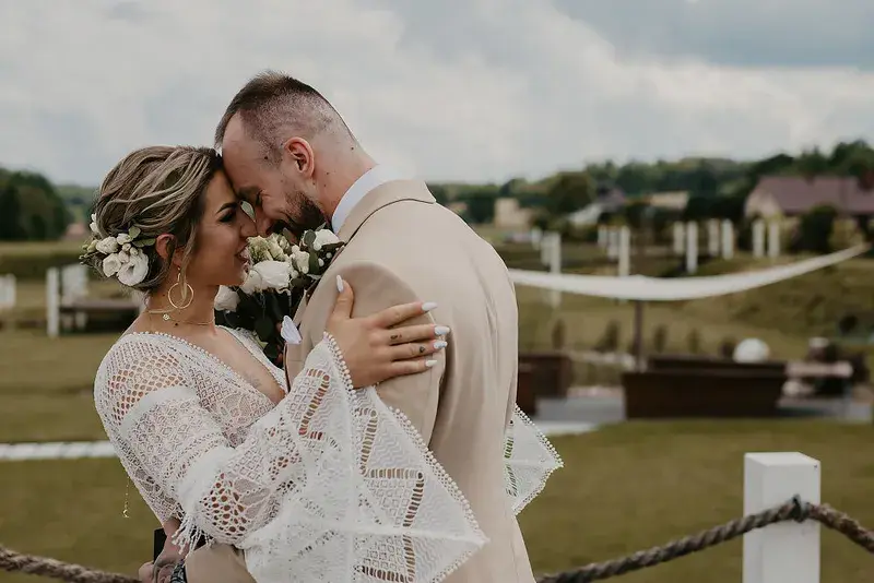Para młoda przytulona po ceremonii ślubnej na zewnątrz Para młoda przytulona po ceremonii ślubnej na zewnątrz