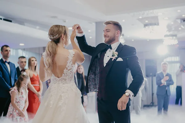 Goście podczas zabawy weselnej